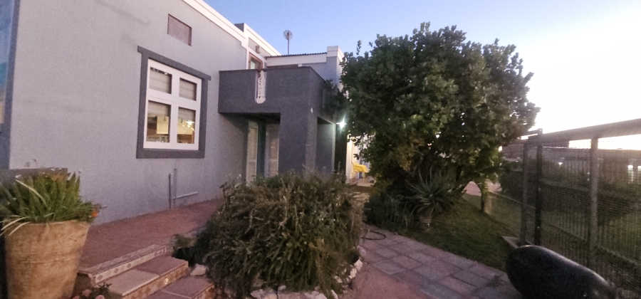 6 Bedroom Property for Sale in Middedorp Western Cape